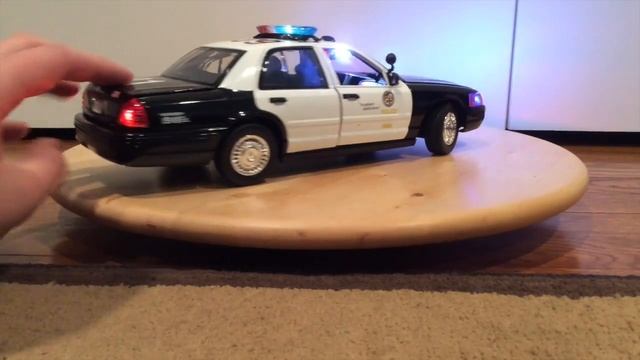 1:18 LAPD Model Police Car with Lights! смотреть онлайн