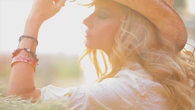 Ирина Нельсон — Тёплое солнце (The Lovers Remix) (Official Video) смотреть онлайн