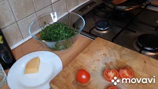 Обалденный салат с креветками, руколой и чери смотреть онлайн