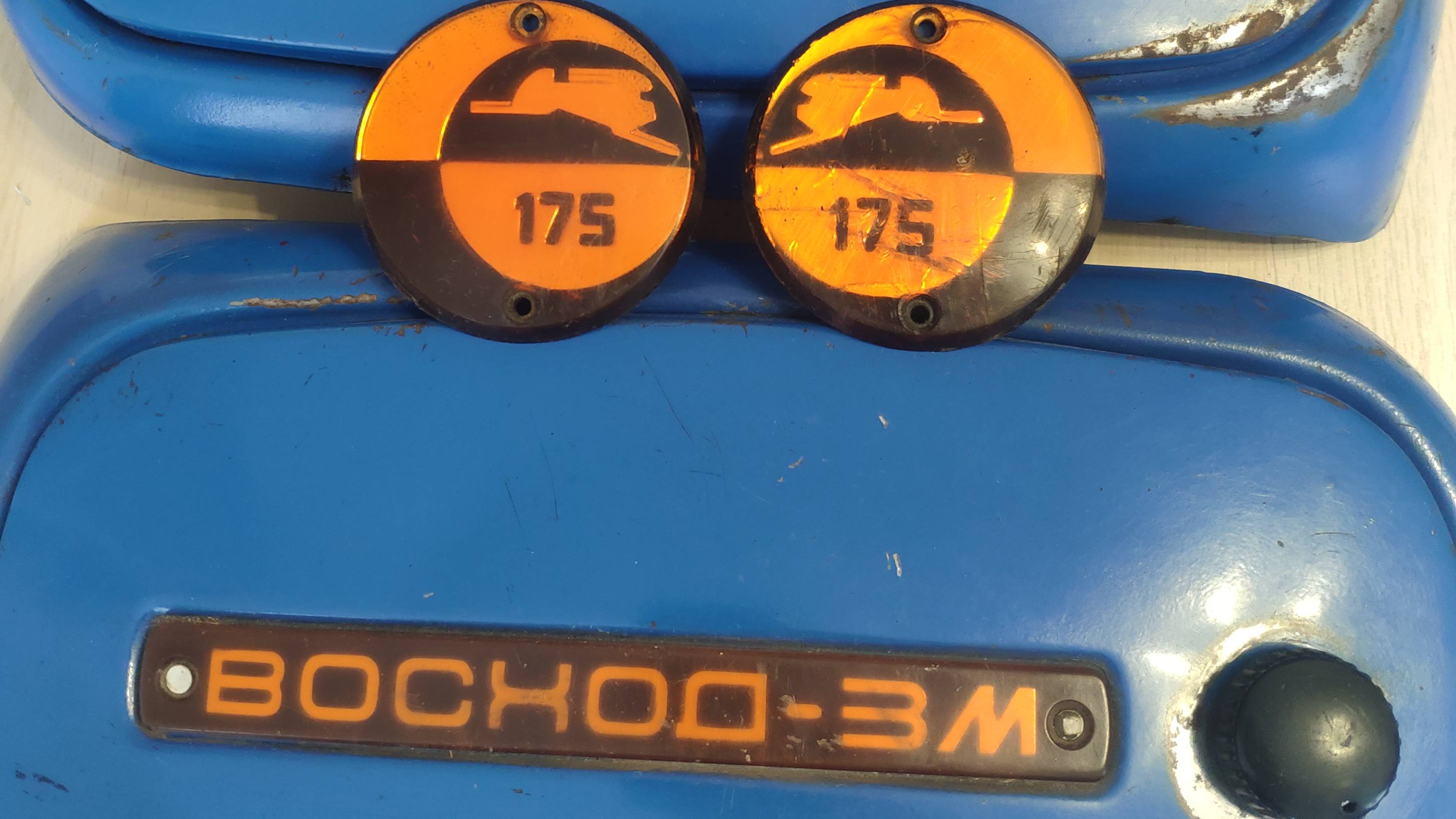 Комплект красных шильдиков для мотоцикла Восход 3м с бардачками смотреть онлайн