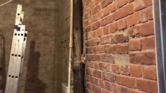 Строительные сказки. Меняем чугунную фановую трубу в старом фонде смотреть онлайн