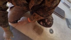 Укладка керамогранита  30х60 в разбежку на пол.Съемка  в движении.Эстония