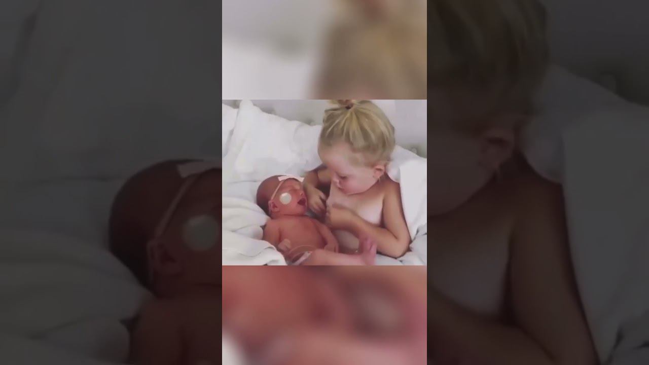 Старшая сестра пытается утешить младшую, как это делает их мамаДети - наше отражение