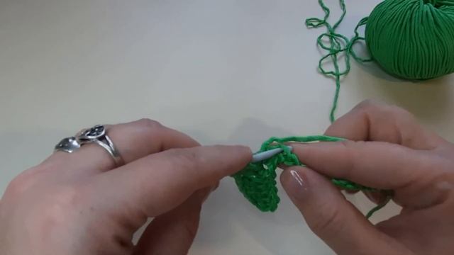 УРОК 6 - Столбики с накидом. Уроки вязания крючком для начинающих. Для левой руки смотреть онлайн