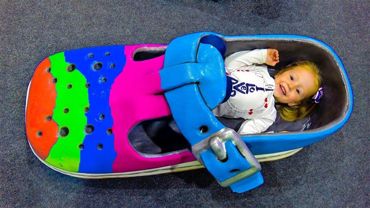 Настя играет на красочных детских площадках смотреть онлайн