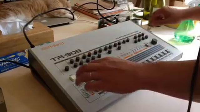 Roland TR-909 real time sound 909day смотреть онлайн