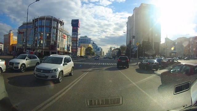 Первый путает поворотники, второй сигналы светофора, пешеходы бегают между машинами... смотреть онлайн