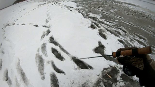 ПЕРВЫЙ ЛЁД! Открытие сезона со льда. Ловля окуня на балансир. смотреть онлайн