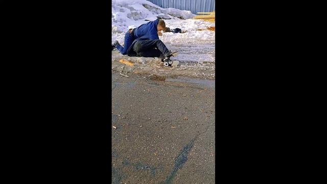 Постоял за себя заступился за девушку! смотреть онлайн
