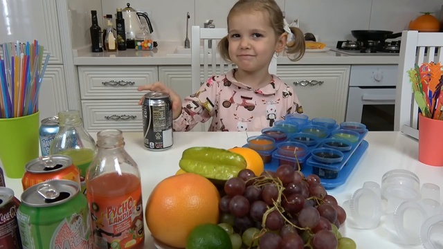 Ледяные стаканы Катя делает из газировки Dr.Pepper Coca Cola Pepsi Fanta виногра