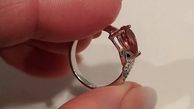 Кольцо с лаб. александритом 9х7 мм и белыми топазами, желтый свет смотреть онлайн