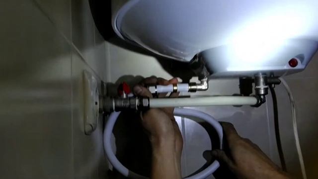 @0202 Подключение выхода горячей воды из бойлера металлопластиковой трубой. смотреть онлайн