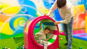 Настя_и_Папа_играют_на_детской_площадке_