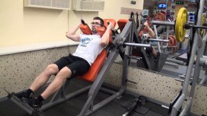 Приседания в гакк тренажере - как делать упражнение