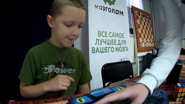 Мирон Углин собирает брелок кубика Рубика одной рукой смотреть онлайн