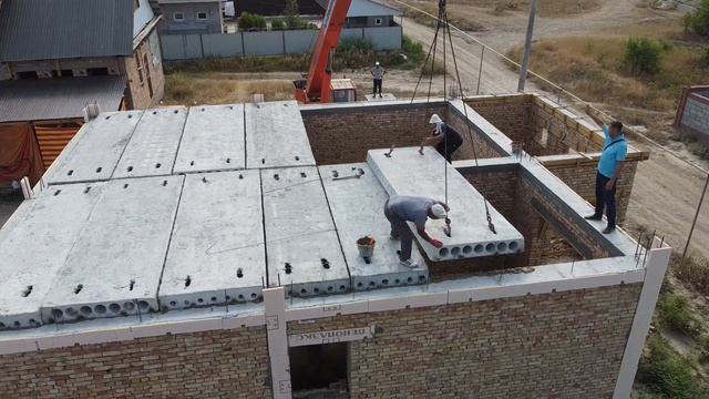 МОНТАЖ БЕТОННЫХ ПЛИТ ПЕРЕКРЫТИЙ НА СЕЙСМОПОЯС В 2х ЭТАЖНОМ СТРОЯЩЕМСЯ ДОМЕ 10*11 М. 10.08.2021 смотреть онлайн
