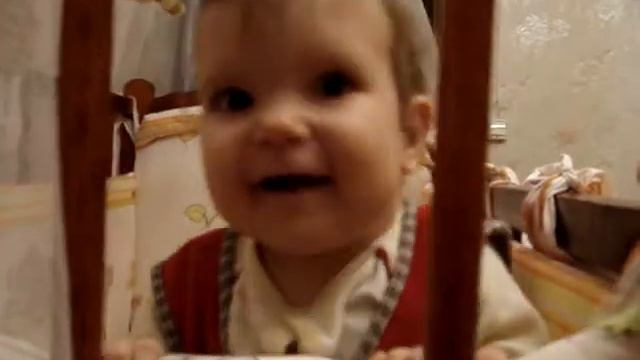 Викуля встает в кроватке и ржет смотреть онлайн