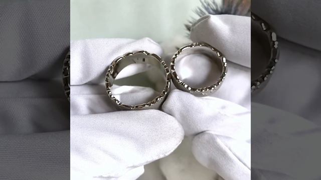 Матовые обручальные кольца на заказ из белого золота с бриллиантами в женском кольце смотреть онлайн