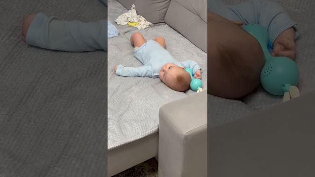 ВЫГНАЛ РОДИТЕЛЕЙ С ДИВАНА🤪 #5месяцев #малыш #baby #декрет #сын #материнство #ребенок #счастье