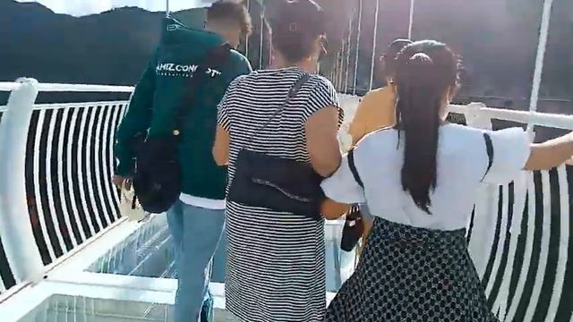 Стеклянный мост в Мок Чау (6.2022) смотреть онлайн