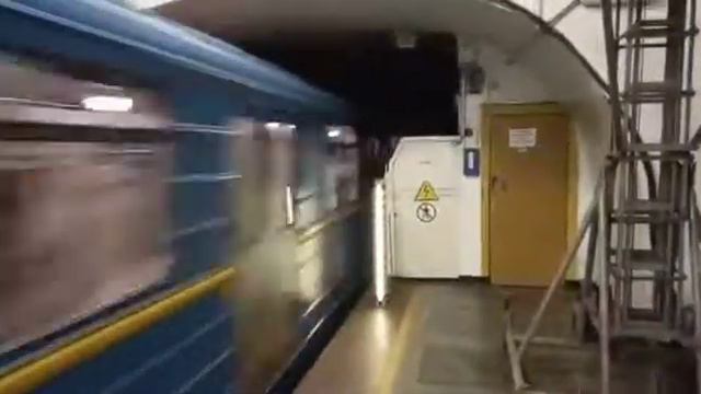 Ема-502 залетает на станцию Арсенальная
