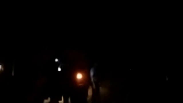 Азамат Абдрахманов тушит потушенное пожарными дерево из шланга у подножия Куштау. 23.08.2021 г смотреть онлайн