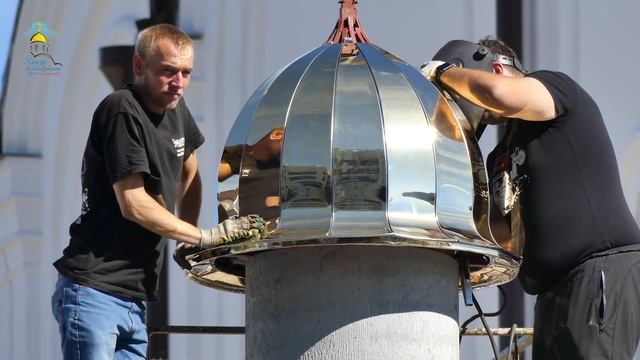 Установка надвратного купола и креста центральных ворот храма смотреть онлайн