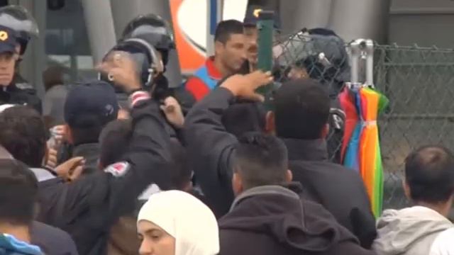 Мигранты в Греции смотреть онлайн