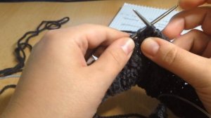 Вязаная красивая  подушка спицами