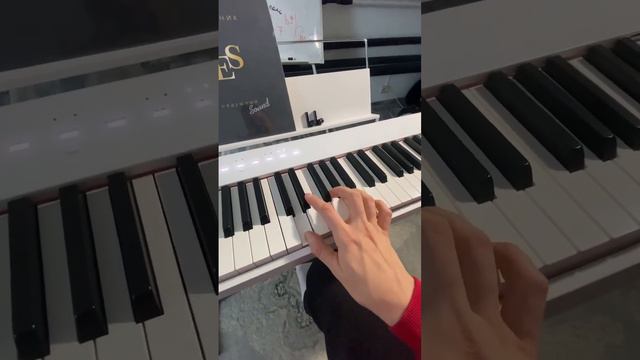 Очень КРУТОЕ арпеджио! Обязательно выучи его ✨🎹 #пианино смотреть онлайн