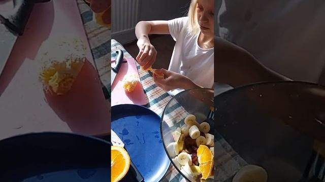Karina Schastlivaya-делает фруктовый салат из вкусных фруктов!!!fruit salad))) смотреть онлайн