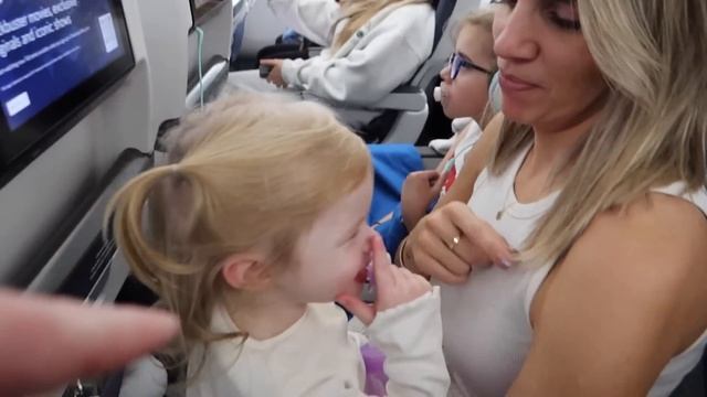7 Hour Flight with 4 Kids! смотреть онлайн