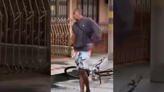?? Некий американец, во избежание воровства велосипеда, установил на месте седушки зловещую ловушк смотреть онлайн
