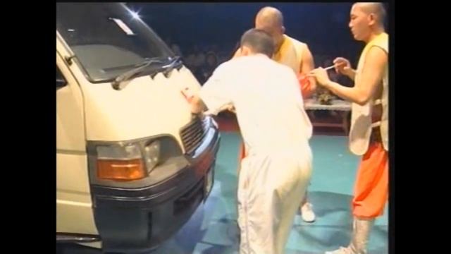 Копьё в горло. Монах Шаолиня сдвигает микроавтобус