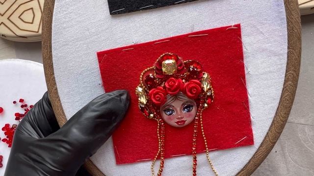 Мастер класс по вышивке броши матрешка /брошка-матрешка своими руками/Брошь матрешка смотреть онлайн