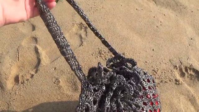 Сумка связанная из пакетов на пляже. смотреть онлайн