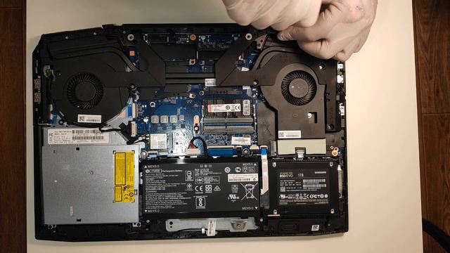 HP Omen 17-an006ur смотреть онлайн