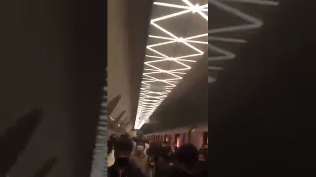 У входа на станцию "28 Мая" бакинского метро произошло задымление смотреть онлайн
