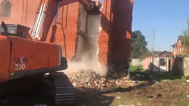 Демонтаж большого кирпичного дома экскаватором, компанией ПЕРВАЯДАЧНАЯ.РФ смотреть онлайн