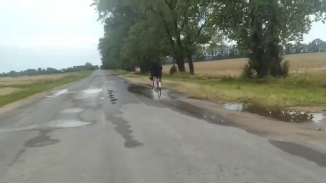 Катаюсь по лужам на велосипеде смотреть онлайн