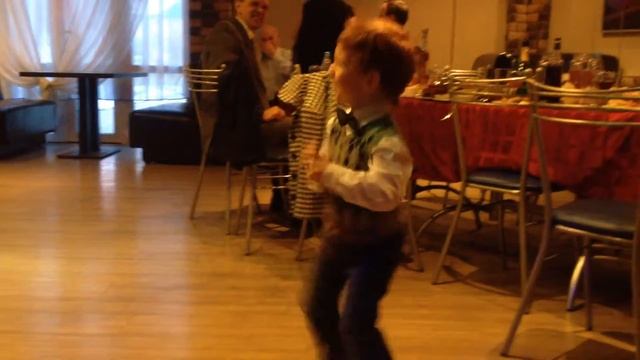 Зажигательный танец от 4-х летнего детёныша смотреть онлайн