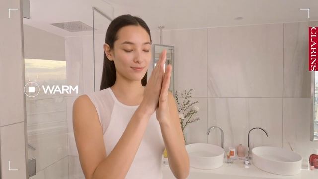 How to apply your Treatment Essence | Clarins смотреть онлайн