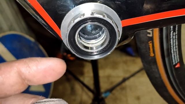 Разбираем каретку на внешних подшипниках / Переборка каретки Hollowtech II на шоссейном велосипеде смотреть онлайн