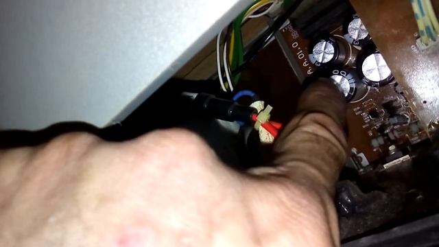 гудит динамик на сабуферной колонке домашнего кинотеатра.mp4 смотреть онлайн