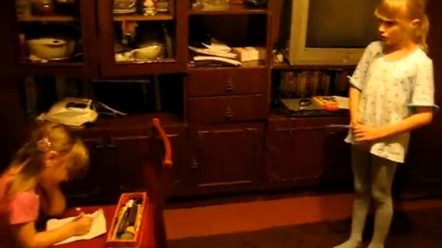 Моя доченька Катя обучает племянницу Алину смотреть онлайн