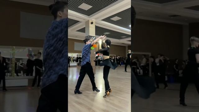 Влад и Диана! Какие у этих ребят красивые повороты!?✨ #бальныетанцы #dance #бальники #dancer смотреть онлайн