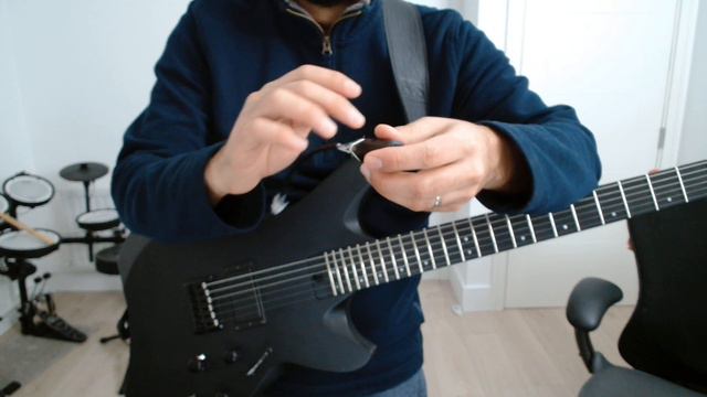 Variax: Wireless MIDI control using CME WIDI Master mod to VDI смотреть онлайн