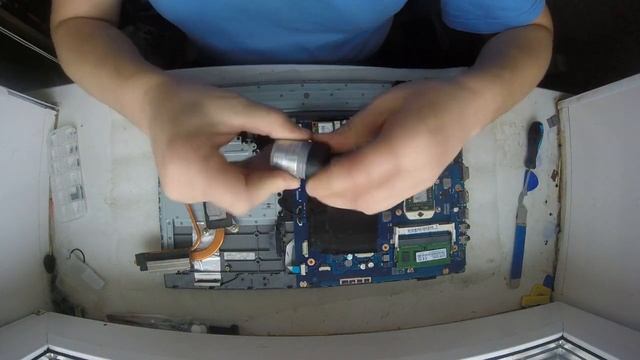Как разобрать и почистить от пыли ноутбук Samsung 305V модель NP305V5A смотреть онлайн