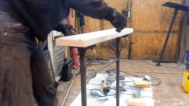 Как сделать ответные отверстия на заготовку , при помощи самореза и резиновой киянки... смотреть онлайн