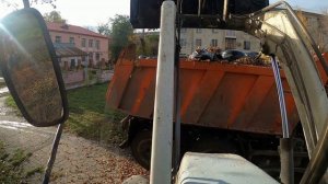 Листва продолжается. Гоняем по городу собираем мешки с листвой.